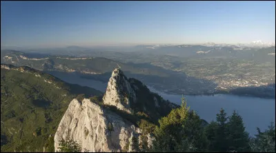 Dans quel massif se trouve la Dent du Chat, montagne qui s'étire en bordure du lac du Bourget ?