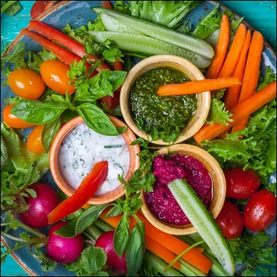 La phrase ''Il ne mange que des crudités.'' ne comporte aucune faute.