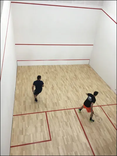 Le squash se joue traditionnellement avec une raquette différente de la raquette de tennis.