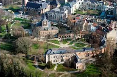 Quel outil s'orthographie sans accent circonflexe, mais se prononce comme le nom d'un écosystème ?