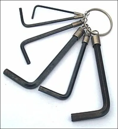 On ne tient compte que de l'homophonie ; je dis qu'un réalisateur de cinéma porte un nom correspondant avec l'illustration, un poinçon, un hydrocarbure et le souffle.