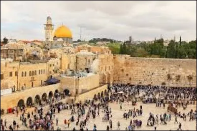 Quelle est la ville trois fois sainte réunissant trois religions monothéistes ?