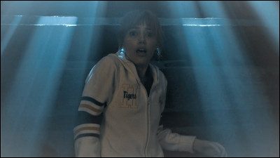 Qu'arrive-t-il à Chrissy lorsqu'elle rentre dans le mobil-home d'Eddie ?