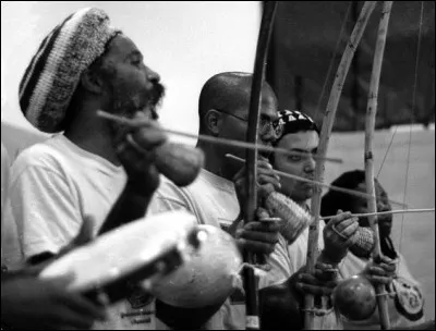 L'orchestre se voit donc être assez réduit, mais le berimbau y tient une place de choix : combien sont-ils par tradition et quel son produit cet instrument ?