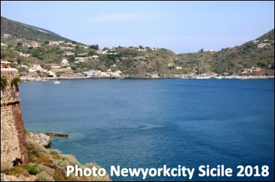 Quelle est cette île italienne en L, située en mer Tyrrhénienne ?