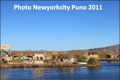 Quelle est cet ensemble d'îles flottantes en U, situé sur la rive péruvienne du lac Titicaca ?