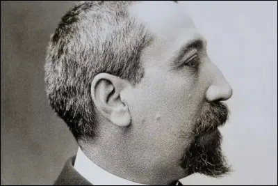 Qui est cet écrivain, auteur du roman historique ''LÎle des Pingouins''