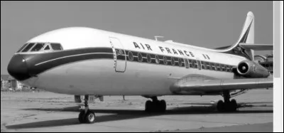 1964 - France - Tournée officielle pour le Général de Gaulle. Une caravelle présidentielle a été spécialement aménagée : téléphone, sièges en cuir, cabines avec des compartiments, mais pas seulement. Quelle est cette modification notoire réalisée du fait de la grande taille du Général ?