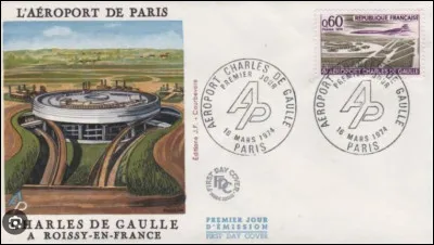 1974 - Son aérogare 1 est futuriste, son style d'architecture semble inviter le regard à l'évasion. C'est l'inauguration de celui qui va devenir, l'aéroport français international de référence, et qui, aujourd'hui, en est à son 3e aérogare. Pas de doute, il s'agit-bien de l'Aéroport...