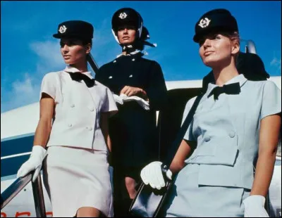 En 1935, être hôtesse de l'air devient un emploi très en vogue. La compagnie TWA vient d'embaucher pas moins de trente hôtesses pour le bonheur de ses usagers. Quelles sont les toutes premières conditions requises pour rejoindre cet escadron de charme ?