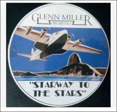 1944 - Angleterre - À bord de son monoplan le 15 décembre, ce célèbre chef d'orchestre décolle de Bedford pour Paris où il est attendu pour un concert. L'histoire nous dit que son avion a traversé une zone de fin de guerre et que des bombes ont atteint son avion qui s'est écrasé en mer. Qui était ce brillant musicien américain, compositeur et leader du big band Jazz & Swing ?