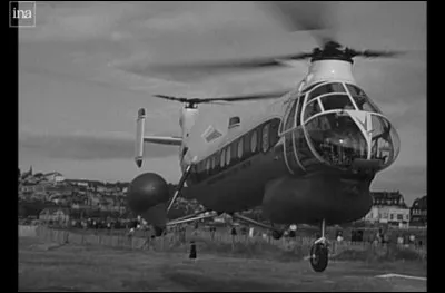 25 juillet 1958 - C'est la première rotation commerciale pour cet hélicoptère au fuselage atypique surnommé "la Banane". Il dessert la Normandie entre Caen et le Havre. Combien fallait-il débourser pour un aller-retour, il y a 65 ans, pour prétendre à ce service unique au monde qui n'a duré que le temps d'un été ?
