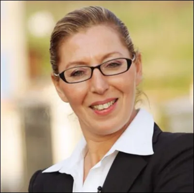 Cette éducatrice présente dans la série ''Super Nanny'' a pris sa retraite il y a quelques années et est aujourd'hui âgée de 61 ans.