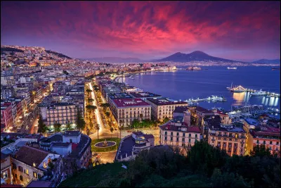 Dans quelle ville italienne l'intrigue du roman "L'Amie prodigieuse" se déroule-t-elle ?