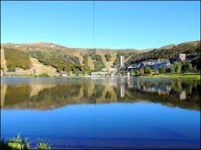 Dans quel département est situé ''Le Lac des Hermines'', sachant que le numéro de ce département est le 63 ?