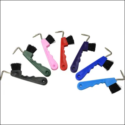 Avec quoi doit-on nettoyer le dessous des sabots d'un cheval ?