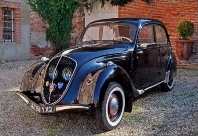 Quelle est cette auto populaire avant et après la guerre ?