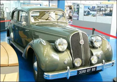Quelle est cette auto de luxe d'après guerre ?
