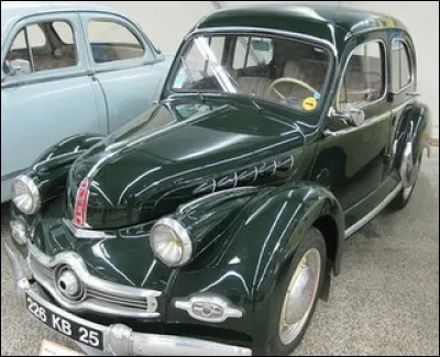 Quelle est cette voiture au style Louis XV ?