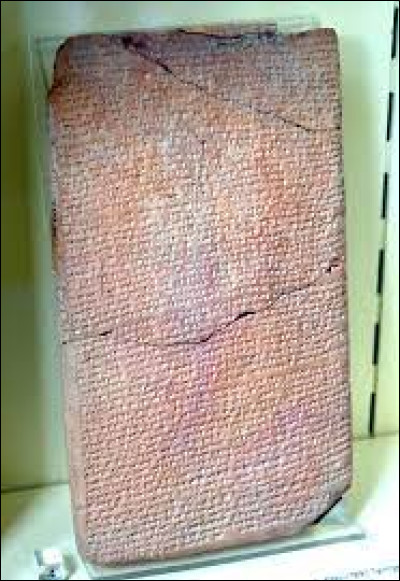 Gravées voici trente-cinq siècles, les tablettes de Kikkuli constituent le traité d'équitation le plus ancien du monde. Il faudra attendre le 1 er siècle av. J.-C pour voir un deuxième ouvrage complet sur le sujet. Quel philosophe grec a écrit, vers 381 av. J.-C. ''De l'Équitation'' ?
