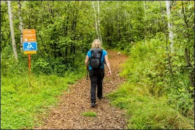 Stéphanie est fatiguée dans les premiers kilomètres de marche et n'arrive plus à suivre sa camarade. Elle pratique...