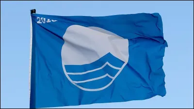 Bleu, c'est la couleur du drapeau qui permet de reconnaitre la qualit&eacute; des plages et des ports.
