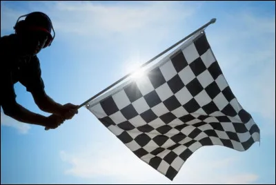 Noir et blanc, ce sont les couleurs du drapeau qui donne le d&eacute;part d'un Grand-Prix de Formule 1.