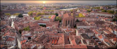 Chantée par Nougaro, quelle ville est surnommée "la ville rose" ?