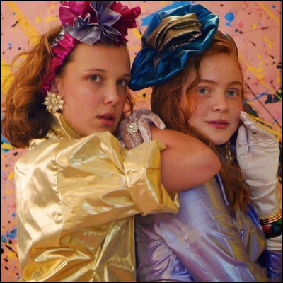 De quelle couleur est la paire de lunettes qu'elle s'achète au cours de la virée shopping avec Elfe ?