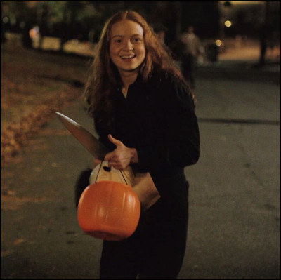 Au cours de la soirée d'Halloween, qui n'approuve pas la venue de Max dans leur groupe ?