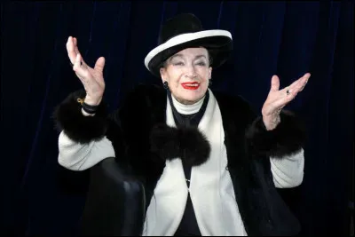 Quelles étaient les deux couleurs du fameux chapeau de Geneviève de Fontenay ?