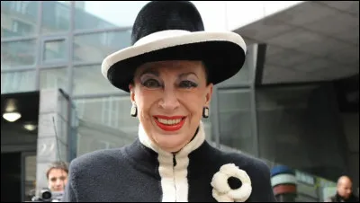 Geneviève de Fontenay est devenue mannequin pour Balenciaga après avoir remporté le titre de Miss Élégance en 1957.