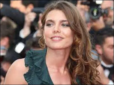 Médias et Divertissements : Avec quel humoriste français, la princesse Charlotte Casiraghi a-t-elle eu un enfant en 2013 ?