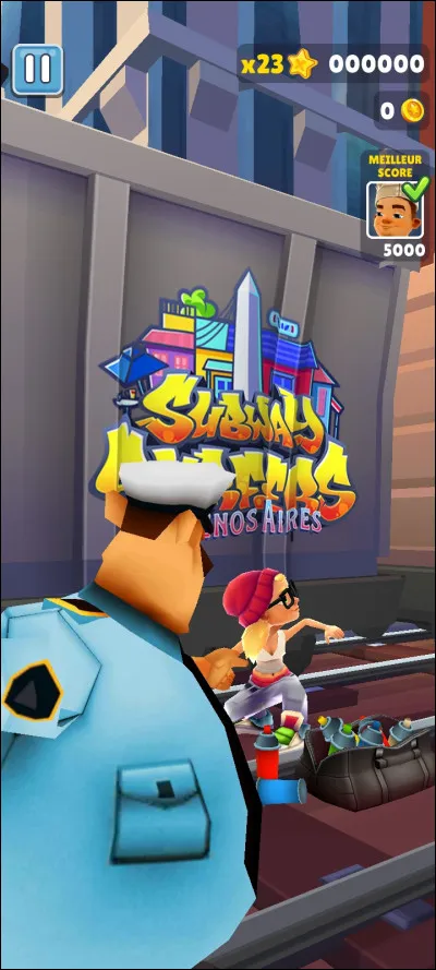 Pour quelle raison le personnage se fait-il poursuivre par un policier ?