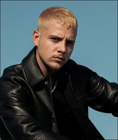 Complète.
"P***** demain c'est loin , j'navigue entre le mal et bien (...)"