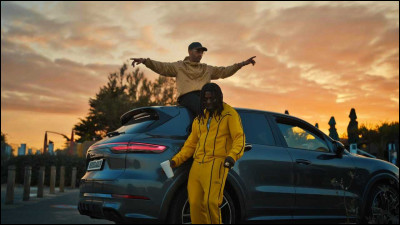 Complète. 
"Du ice et de l'or, gun près du corps (...)"