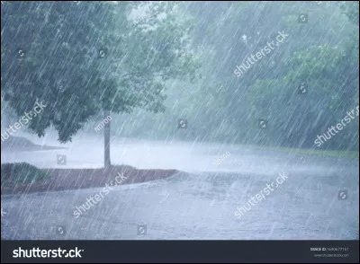 Il pleut. Un homme marche dans la rue. Il ne possède pas de parapluie, et pourtant il n'a pas les cheveux mouillés. Pourquoi ?
