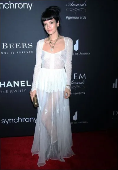 Qui est cette Lily, chanteuse, musicienne et actrice britannique aux tenues souvent légères et excentriques ?