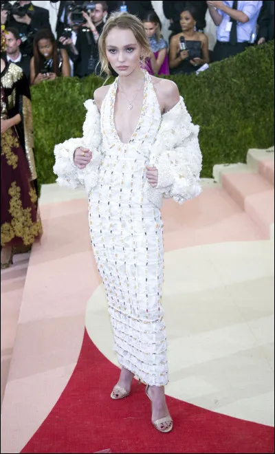 Qui est cette Lily-rose, actrice et chanteuse franco-américaine au look extcentrique, vedette de la série télévisée sexy, sordide et trash "The Idol" ?