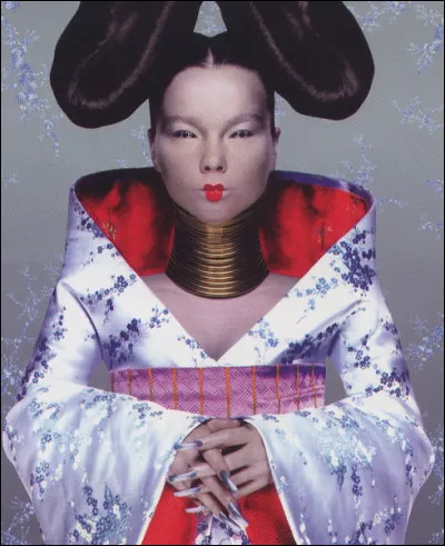 Qui est cette autrice-compositrice-interprète, chanteuse et actrice islandaise aux tenues excentriques en tout genre ?