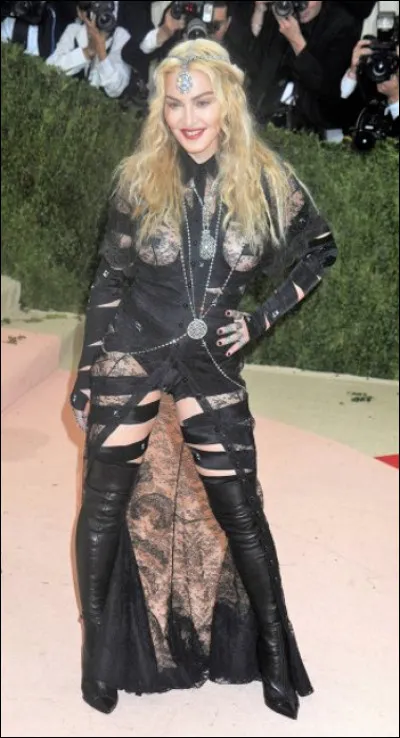 Qui est cette autrice-compositrice-interprète, danseuse, actrice, productrice et femme d'affaires américaines aux tenues provocatrices et excentriques ?