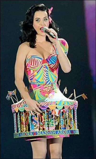 Qui est cette Katty, autrice-compositrice-interprète américaine de musique pop-rock aux tenues excentriques ?