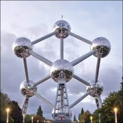 Dans quel pays est situé l'Atomium, représentant la maille conventionnelle du cristal de fer agrandie 165 milliards de fois ?