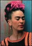 Frida Kahlo, peintre mexicain, combine expressionisme et surralisme dans des oeuvres colores aux thmes populaires et souvent autobiographiques.