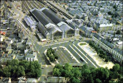 Quelle ville d'Indre-et-Loire est connue pour son important nud ferroviaire ?