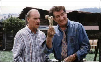 Qui est le réalisateur du film ''Le bonheur est dans le pré'' ?