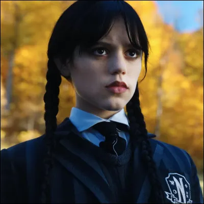 Qui Mercredi embrasse-t-elle en premier ?