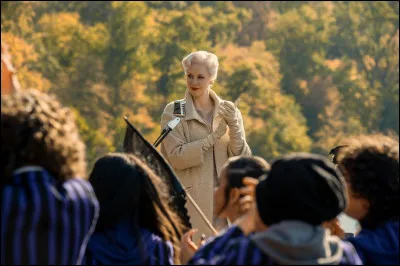 Comment s'appelle la directrice de l'Académie de Nevermore ?