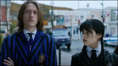 Quel objet Xavier offre-t-il à Mercredi à la fin de la saison après avoir sauvé leur école ?