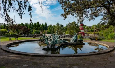 Quel est le nom de la Fontaine visible juste à droite du Nautilus ?